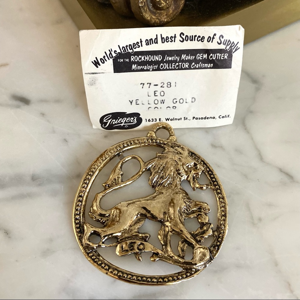 Griegers Vintage Zodiac Leo Medallion Charm Gem
